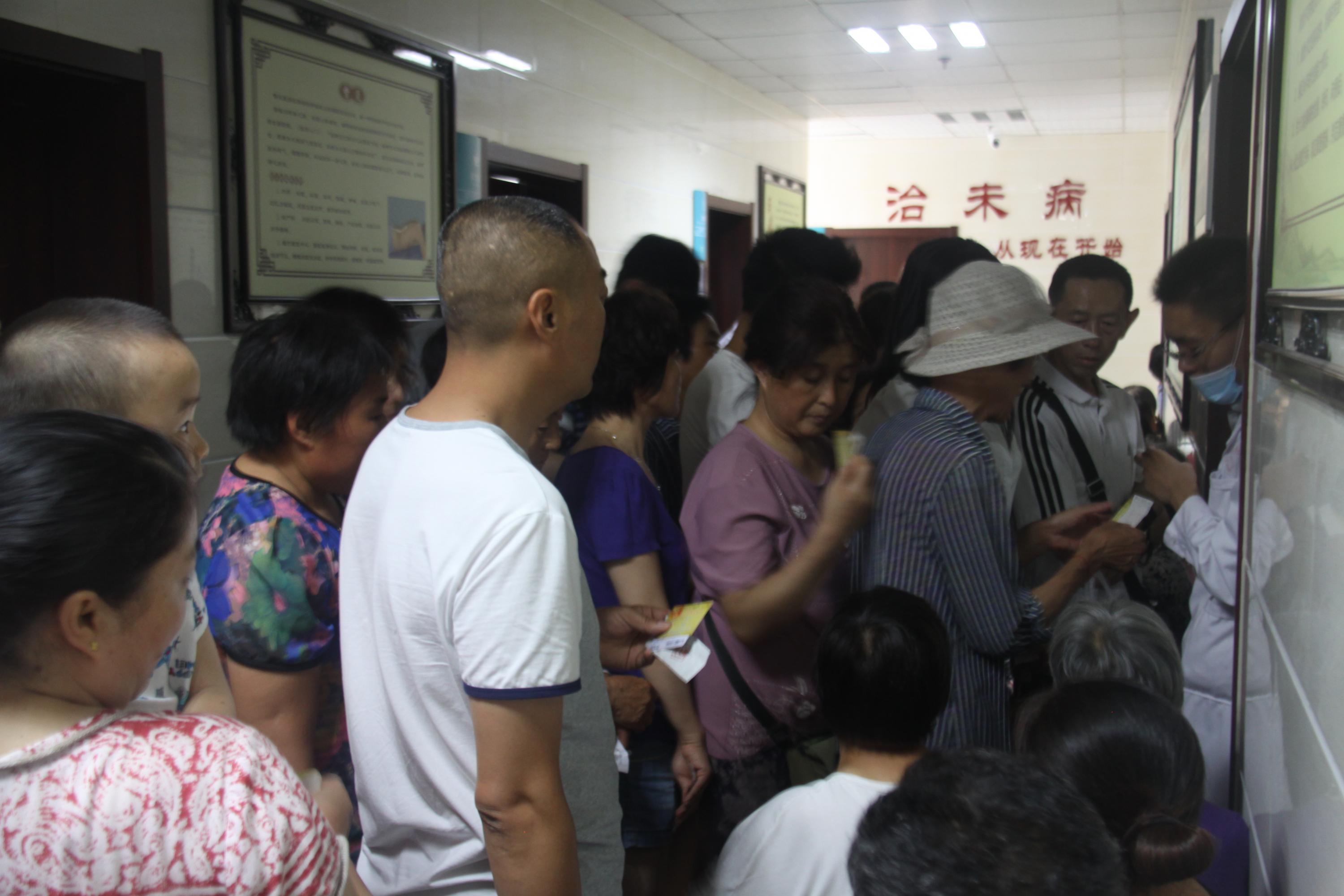 市民排队等候进入帖敷室